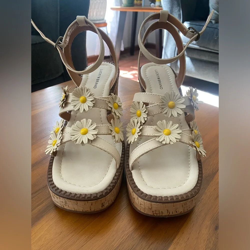 Lucky Brand daisy sandals - Picture 2 of 5